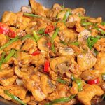 Pui cu ciuperci la tigaie