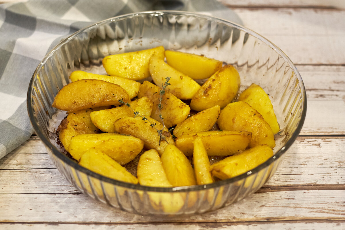 Cartofi copți la cuptor: rumeni și gustoși