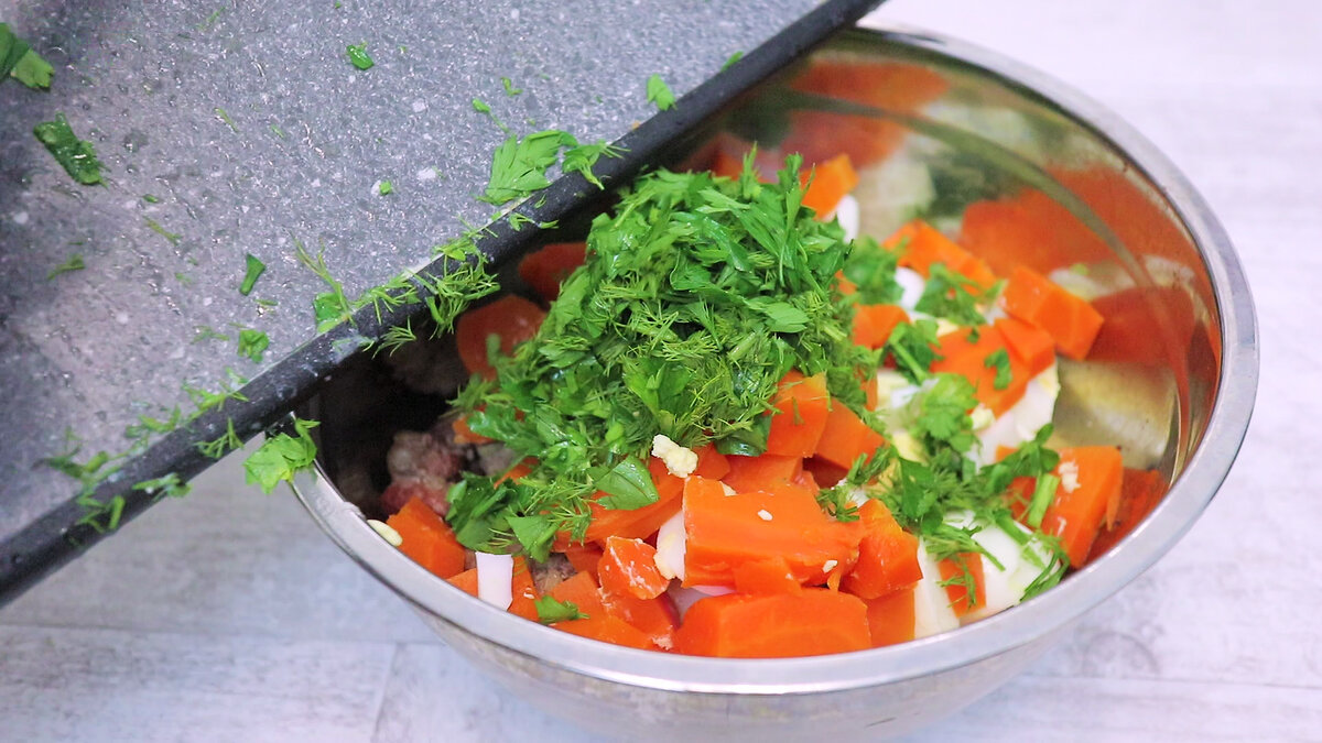 Chec din ficăței de pui, ouă și legume: foarte sățios și proteic