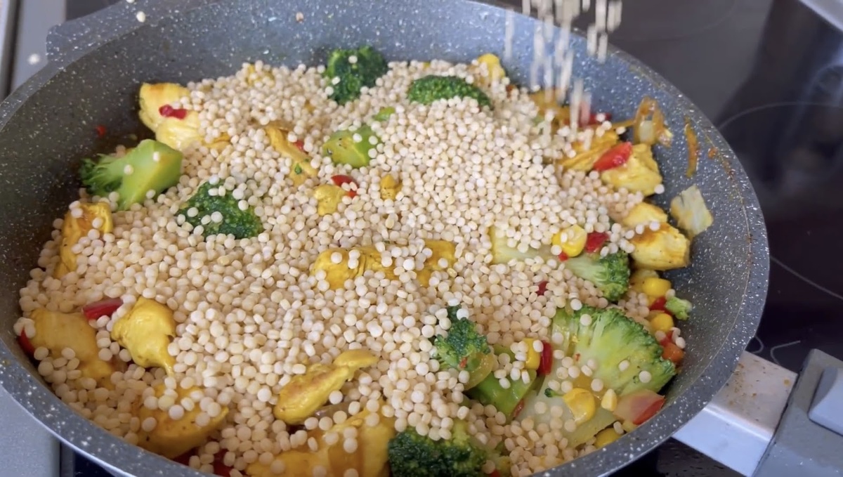 Rețetă couscous pentru cină, totul într-o singură tigaie: mă salvează mereu când nu am timp să gătesc