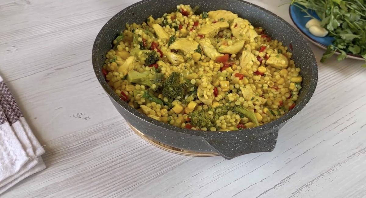 Rețetă couscous pentru cină, totul într-o singură tigaie: mă salvează mereu când nu am timp să gătesc