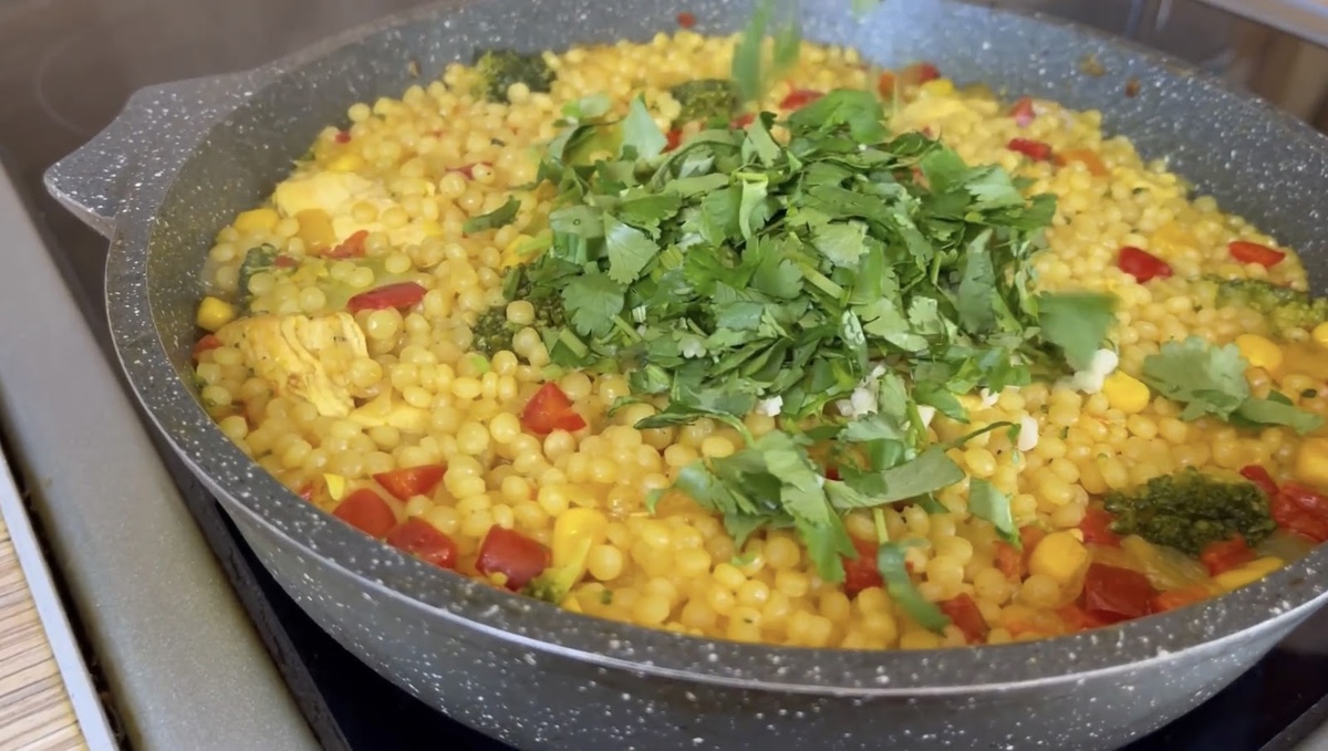 Rețetă couscous pentru cină, totul într-o singură tigaie: mă salvează mereu când nu am timp să gătesc