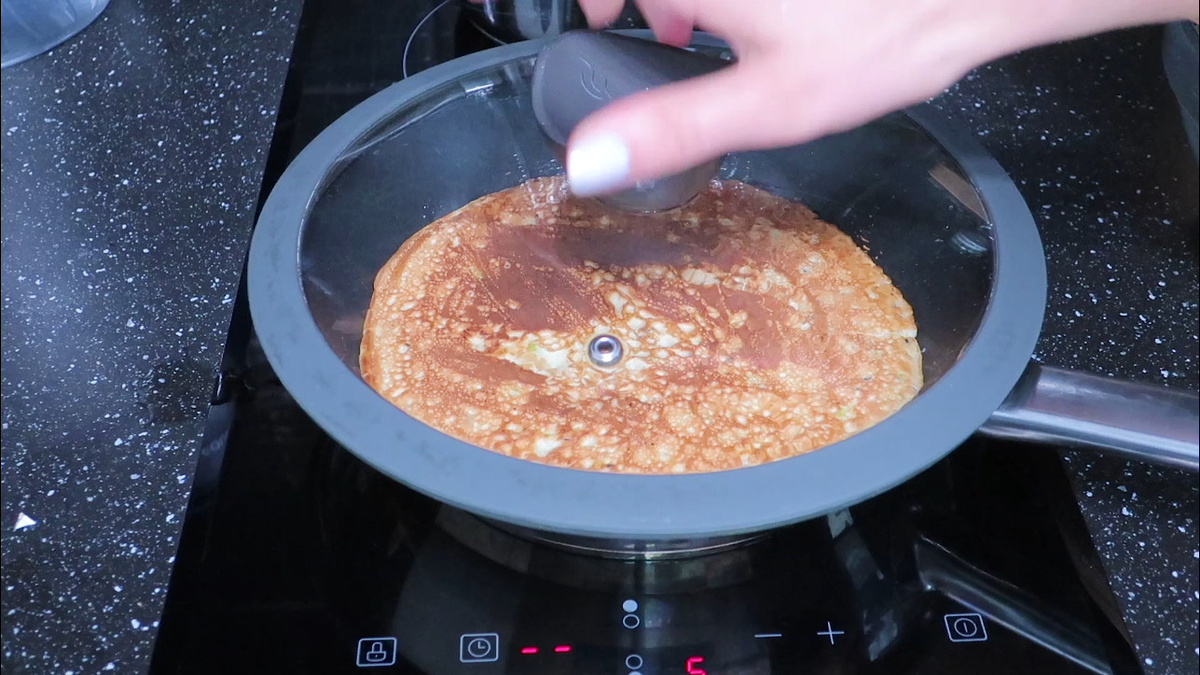 Clătită de dovlecel cu umplutură de cașcaval pentru mic dejun