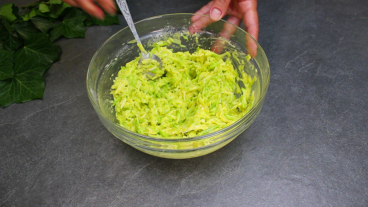 Lipii pufoase din dovlecei: doar îi dai prin răzătoare, amesteci ingredientele și coci