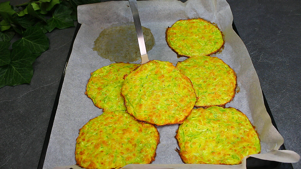 Lipii pufoase din dovlecei: doar îi dai prin răzătoare, amesteci ingredientele și coci