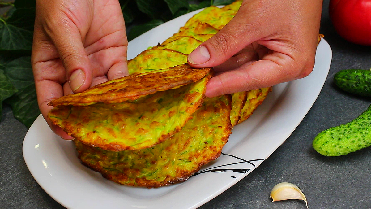 Lipii pufoase din dovlecei: doar îi dai prin răzătoare, amesteci ingredientele și coci