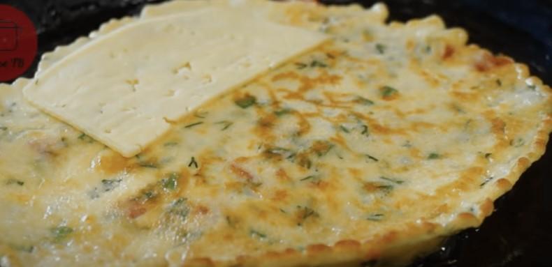 Omletă sățioasă cu brânză: un mic dejun perfect pentru dietă