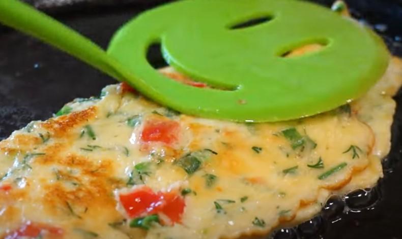 Omletă sățioasă cu brânză: un mic dejun perfect pentru dietă