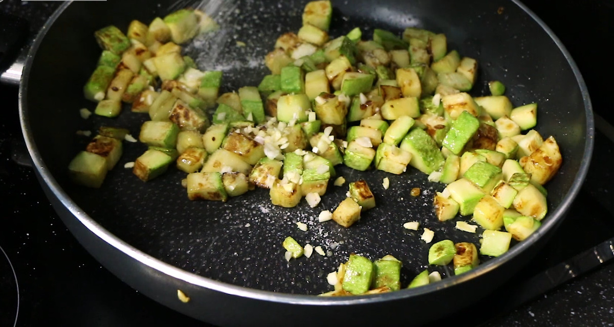 Salată delicioasă cu dovlecei prăjiți