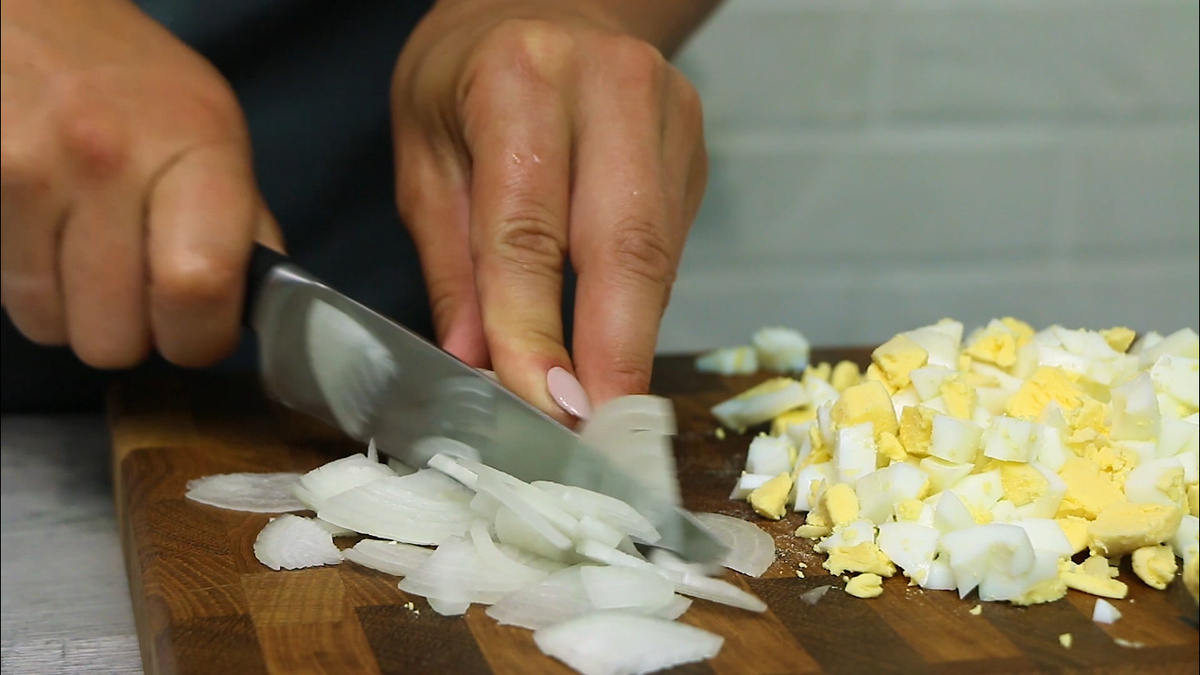 Salată delicioasă cu dovlecei prăjiți