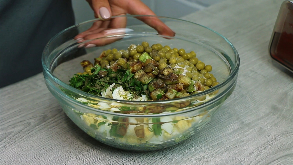 Salată delicioasă cu dovlecei prăjiți