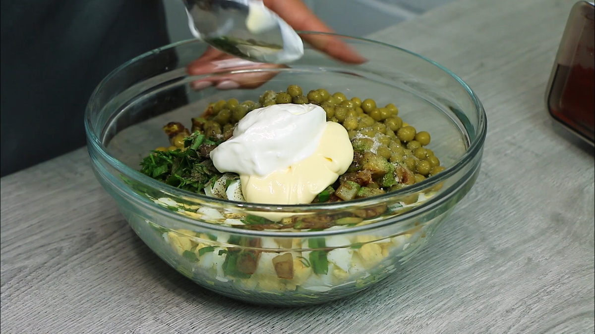 Salată delicioasă cu dovlecei prăjiți