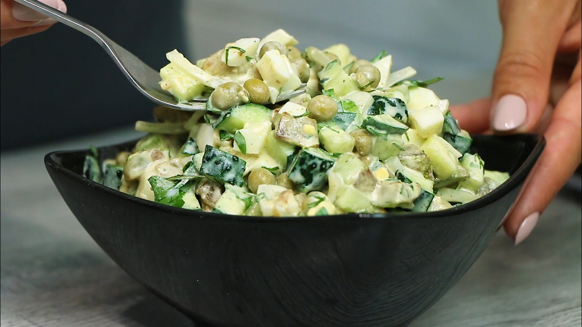 Salată delicioasă cu dovlecei prăjiți