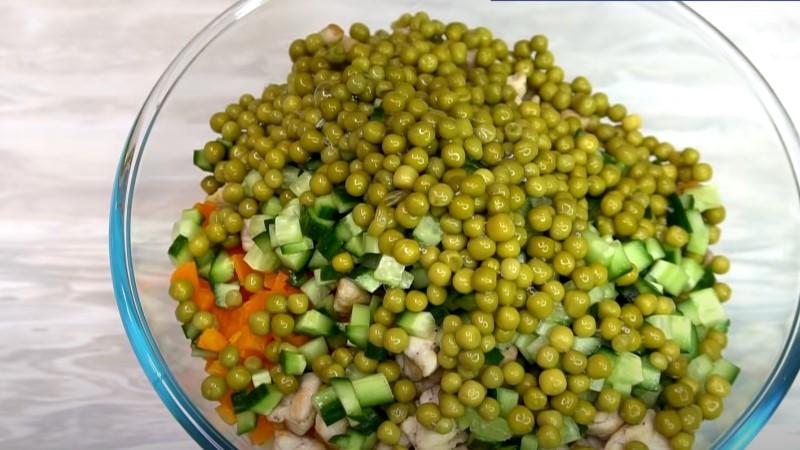 Salată Olivier: o rețetă bună pentru dietă dar și pentru musafiri