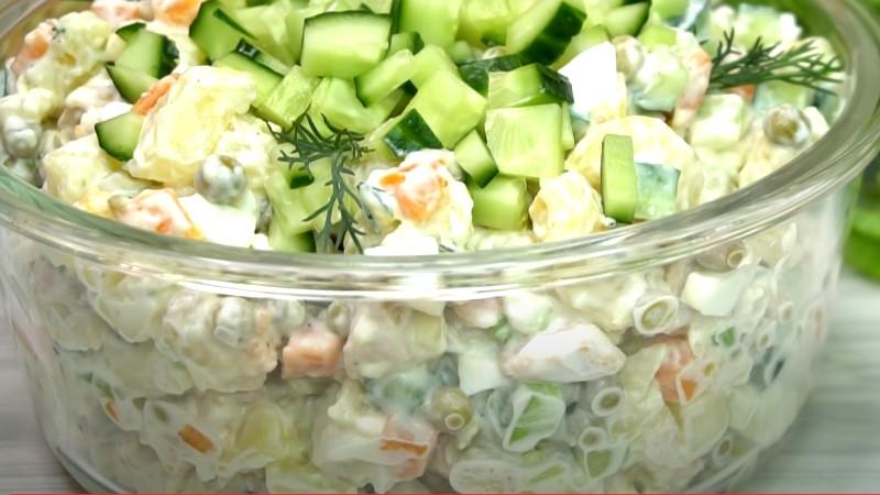 Salată Olivier: o rețetă bună pentru dietă dar și pentru musafiri