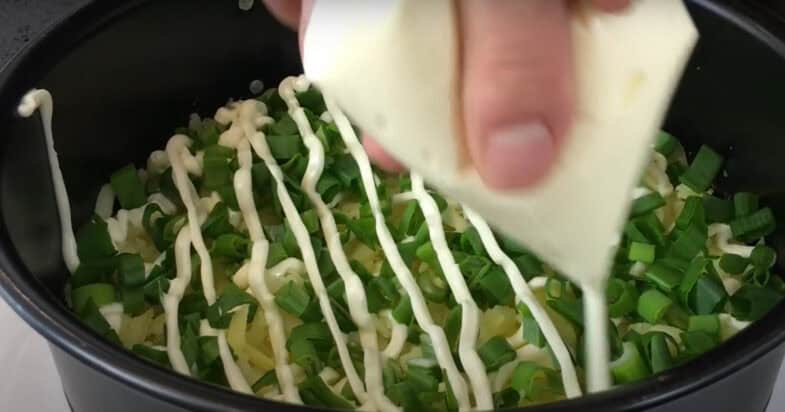 Salată de legume cu ouă și ciuperci