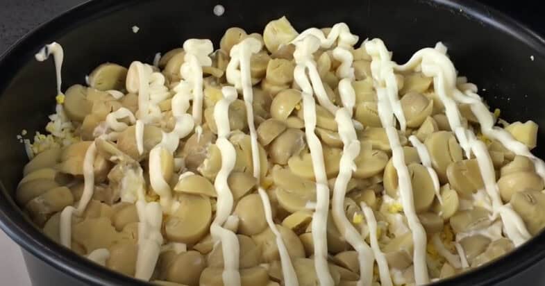 Salată de legume cu ouă și ciuperci