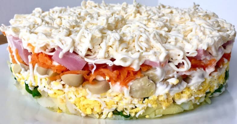 Salată de legume cu ouă și ciuperci