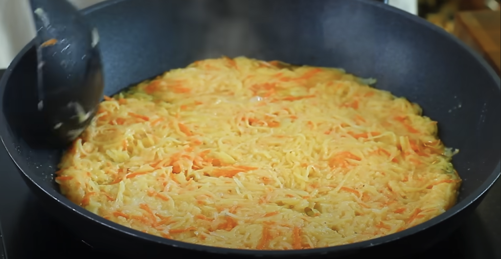 Clătită din cartofi umplută cu carne de pui