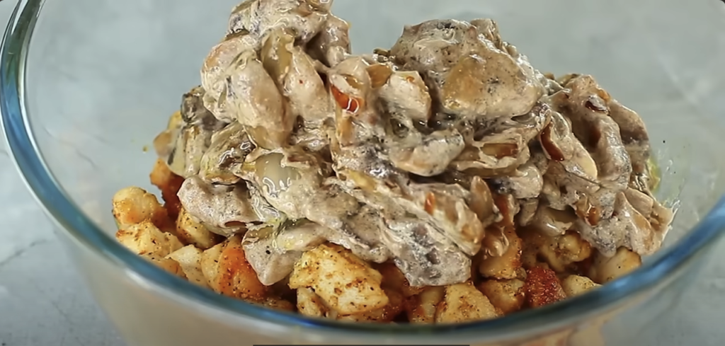 Clătită din cartofi umplută cu carne de pui