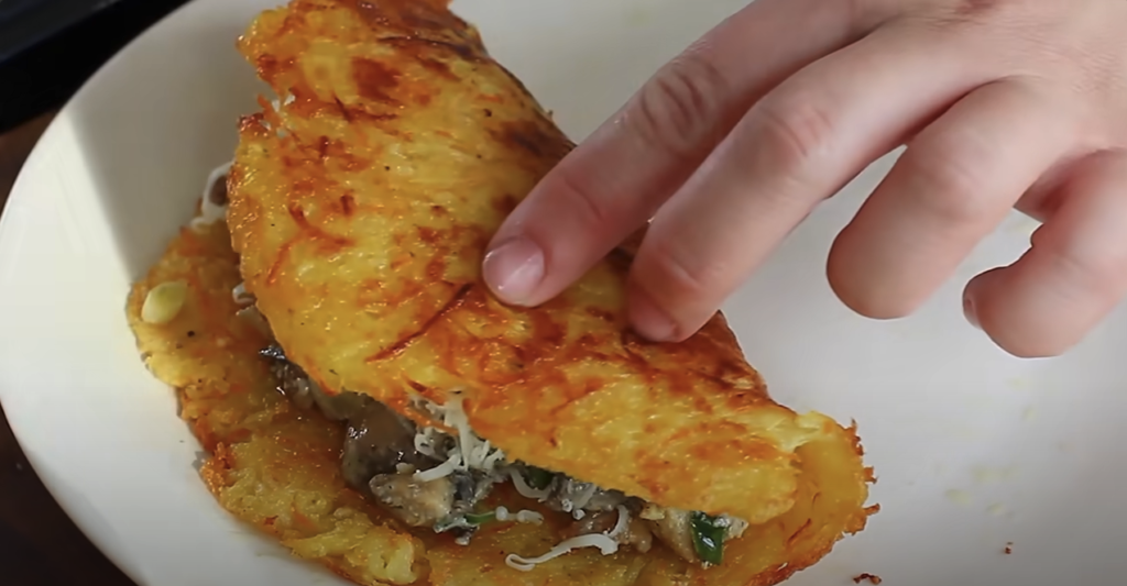 Clătită din cartofi umplută cu carne de pui