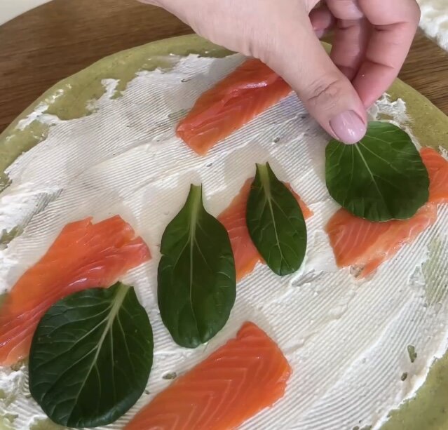 Clătite din spanac umplute cu cremă de brânză și somon