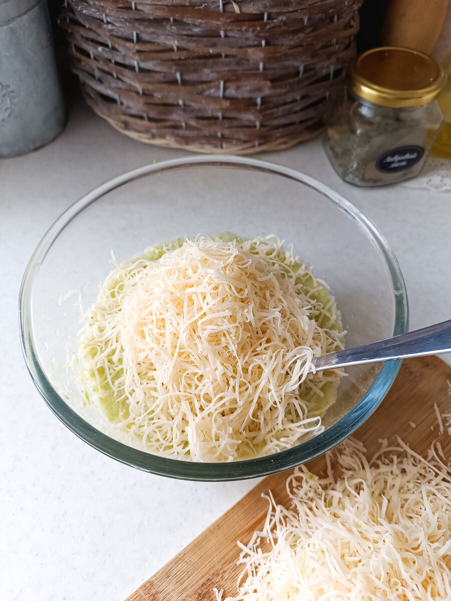 Clătite de dovlecei cu brânză la cuptor