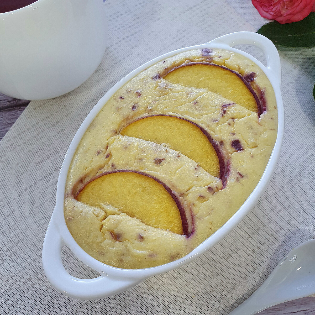 Budincă de brânză dulce cu piersici, fără făină de grâu, zahăr sau unt