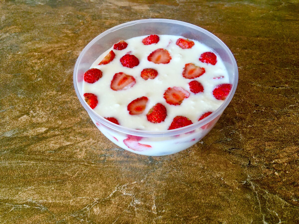 Desert hipocaloric cu brânză de vaci și fructe