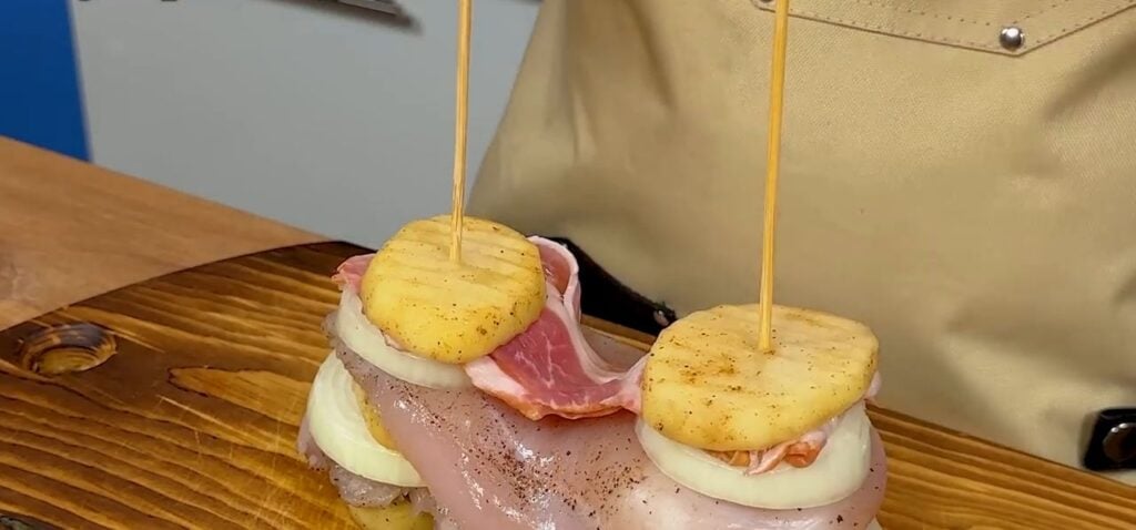 Frigărui de pui cu cartofi, ceapă, bacon