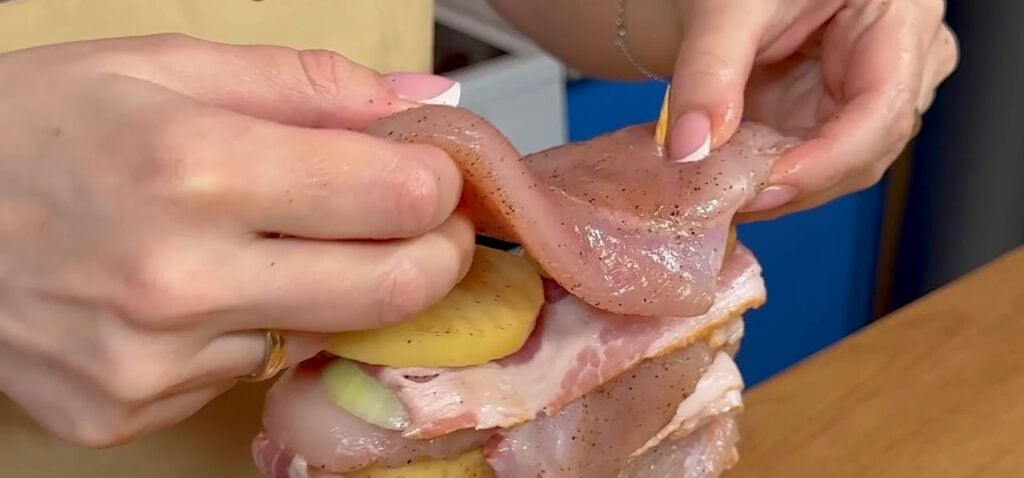 Frigărui de pui cu cartofi, ceapă, bacon