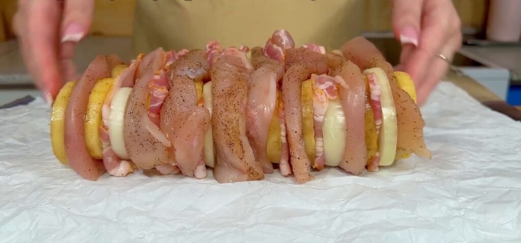 Frigărui de pui cu cartofi, ceapă, bacon