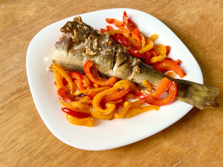 peste cod cu legume la cuptor