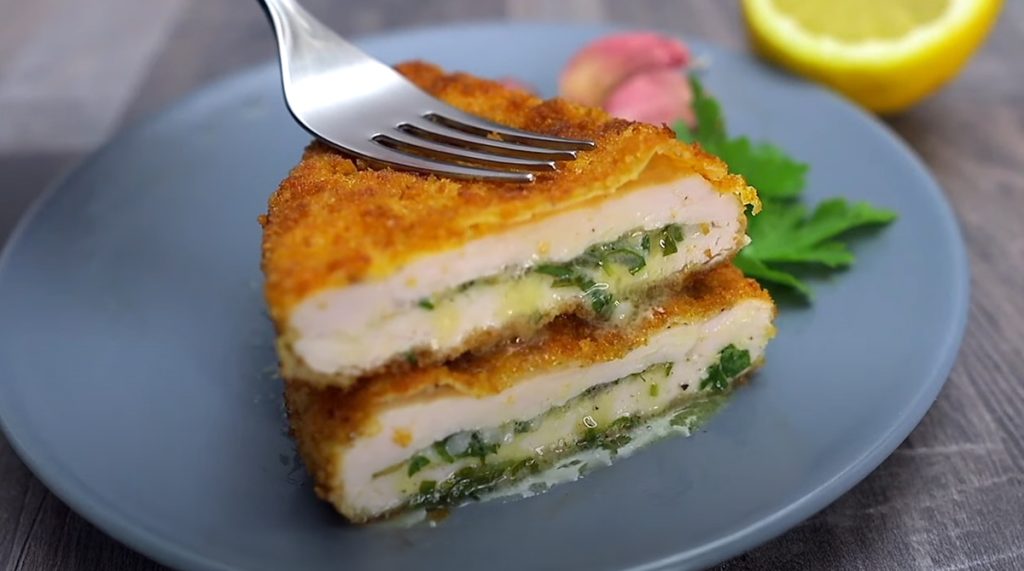 Piept de pui umplut cu unt cu ierburi și usturoi: 