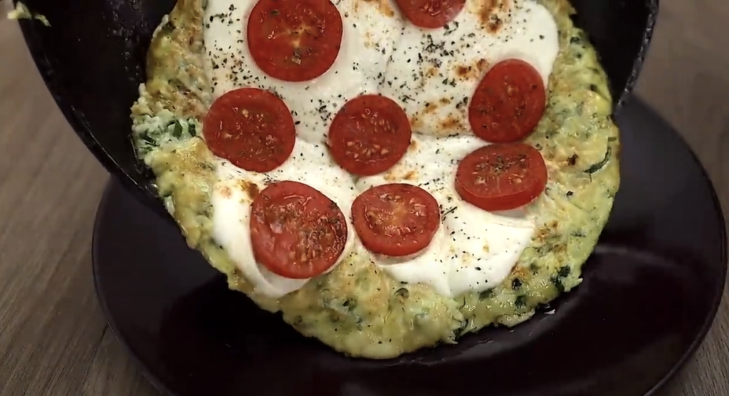 Pizza la tigaie cu dovlecei, roșii și mozarella