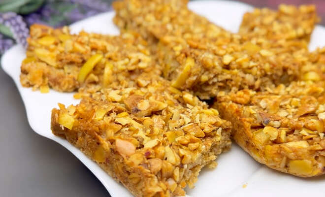 prăjitura cu mere și fulgi de ovaz