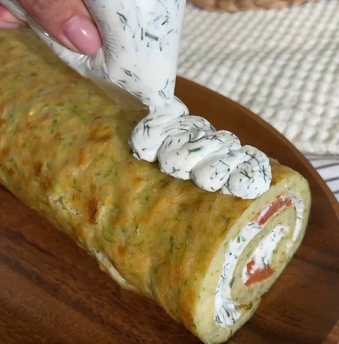 Ruladă sățioasă de dovlecel, cremă de brânză, verdeață și somon