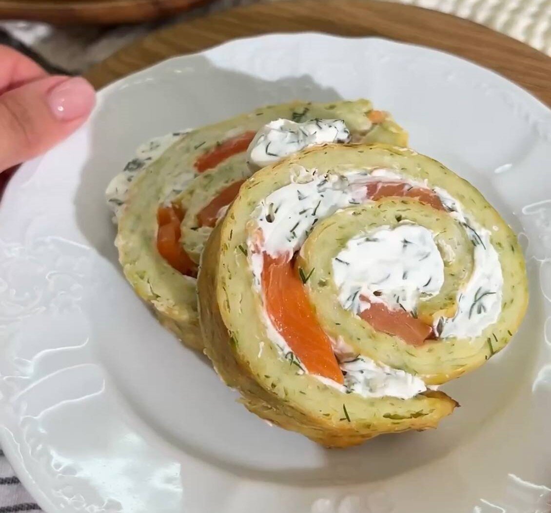 Ruladă sățioasă de dovlecel, cremă de brânză, verdeață și somon