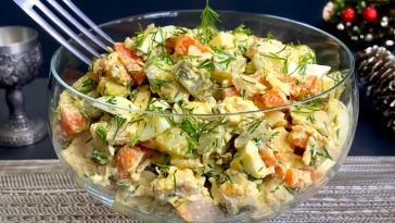 salata festiva cu oua si castraveti murati