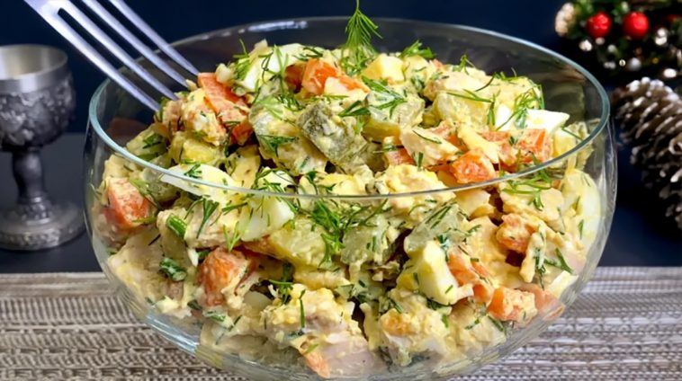 salata festiva cu oua si castraveti murati