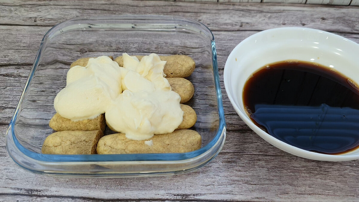 Asamblarea stratului de biscuiți și cremă