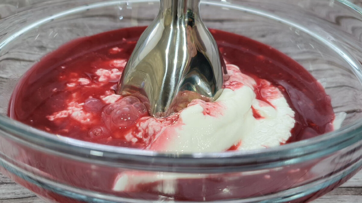 Tort dietetic de ciocolată cu mousse de zmeură