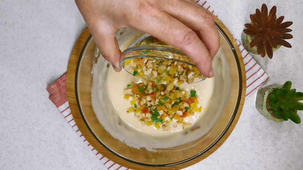 Adăugarea fructelor confiate și a nucilor în aluat