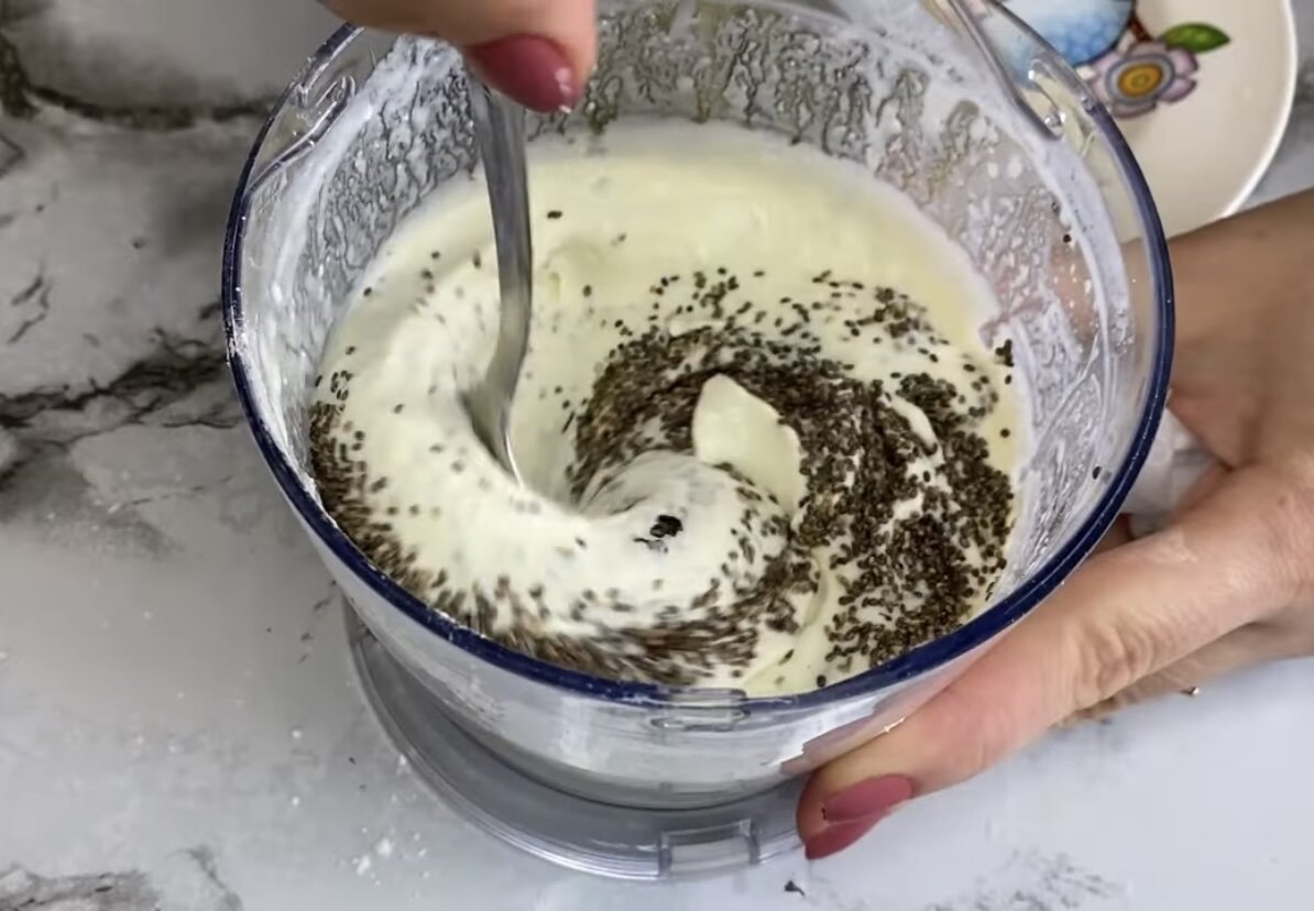 Budincă cu mac și kiwi în preparare